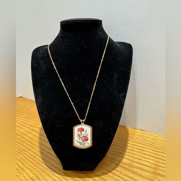 Avon Jewelry - Vintage Avon floral enamel pendant necklace and chain in gold tone 1970s